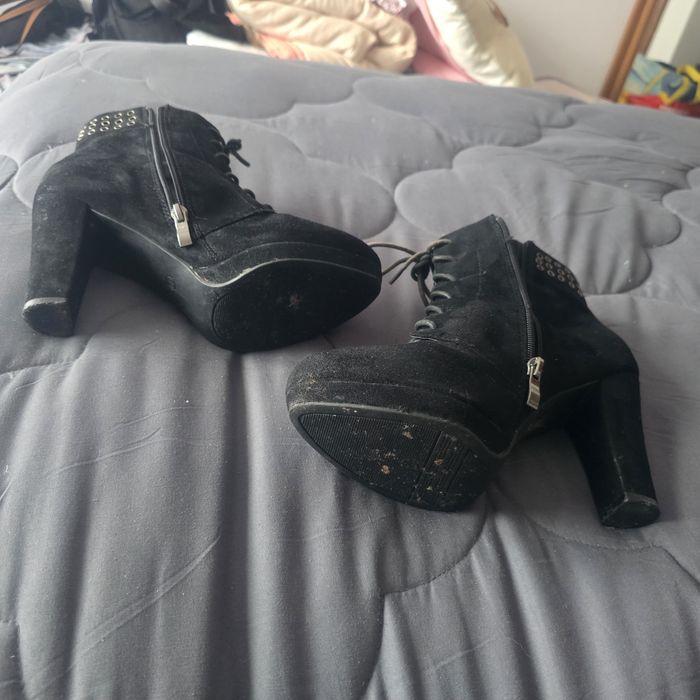 Botins Pretos com salto alto