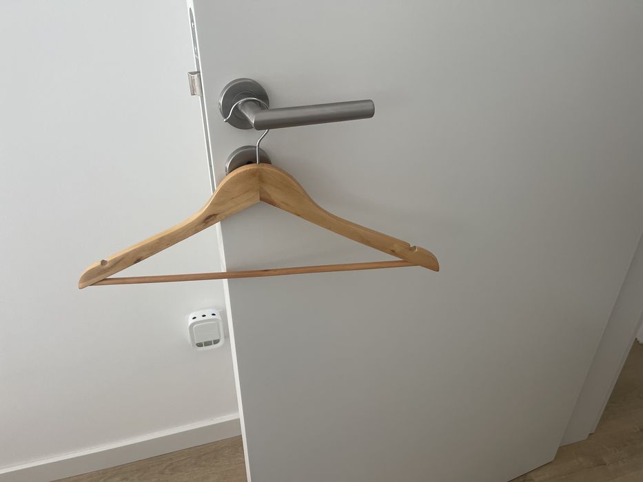 20  ( vinte)Cabides em madeira com o aplique em inox prateado