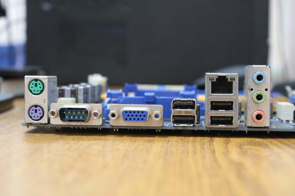 Комплект материнка + процессор (ASRock + Phenom II X2 555) + подарок!