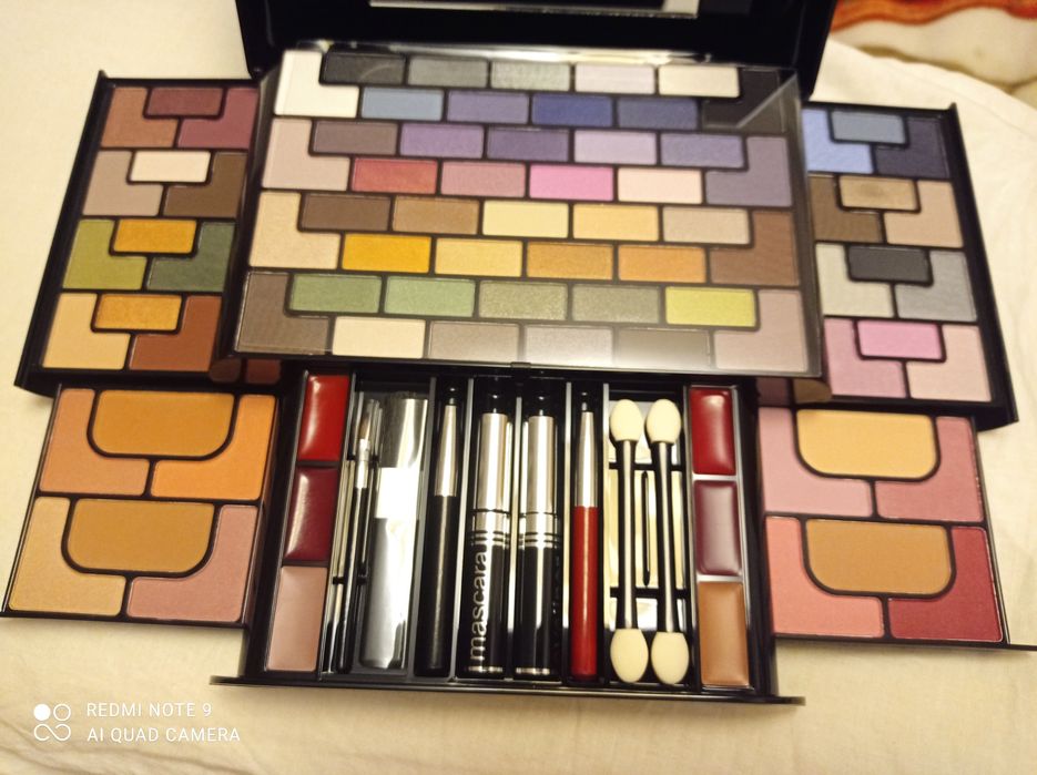 Perfumes & Companhia. Super Palette 90 tons.