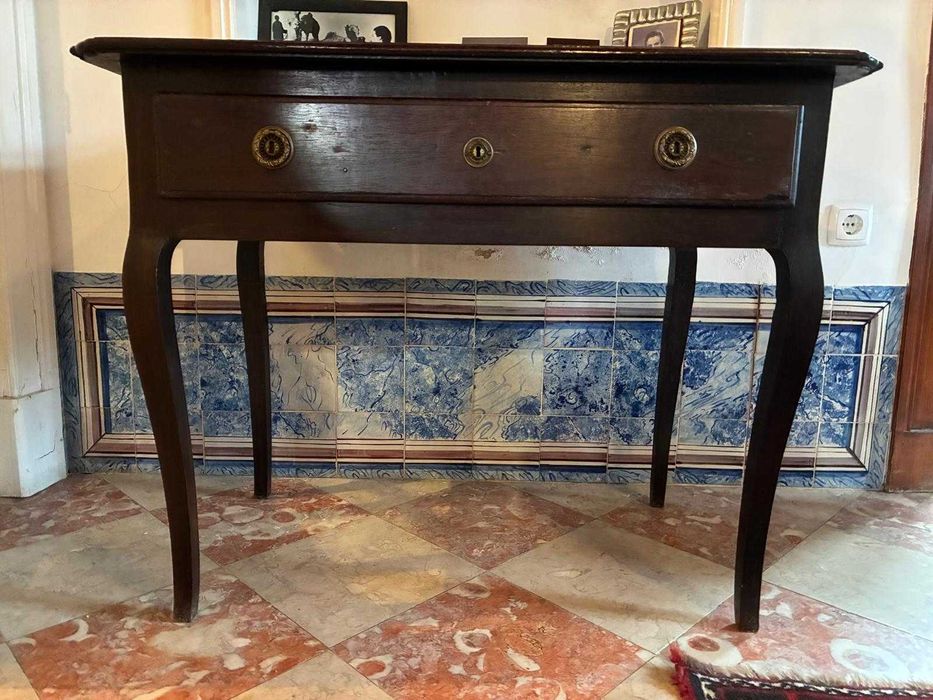 Mesa de apoio com gaveta