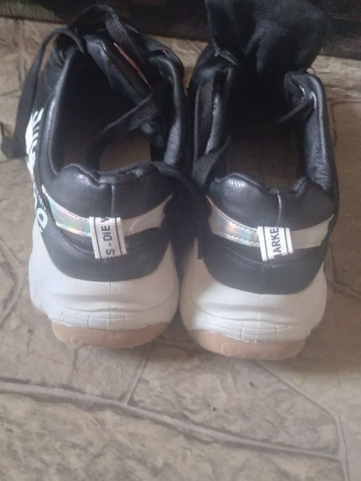 Damskie sneakersy marki Superme