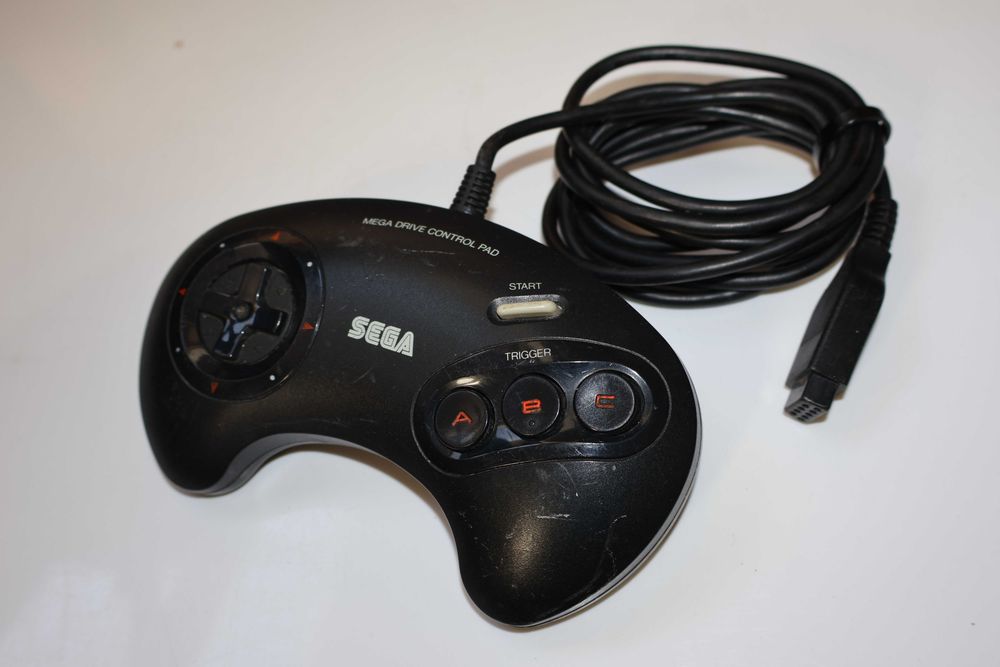 Oryginalny Kontroler/Pad Model No. 1650 3-Button PAL Wersja Pierwsza (Czerwone Znaczniki) do konsoli Sega Mega Drive (Genesis) Sprawny Stan Dobry