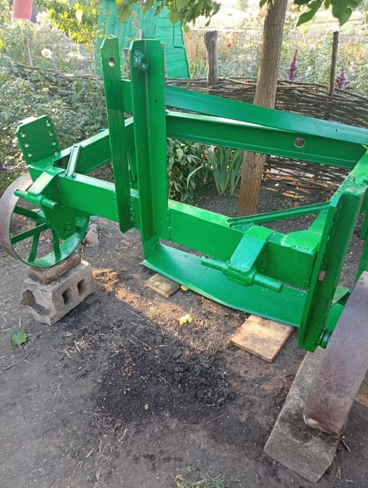 Плуг (скоба)  викопачний навісний.