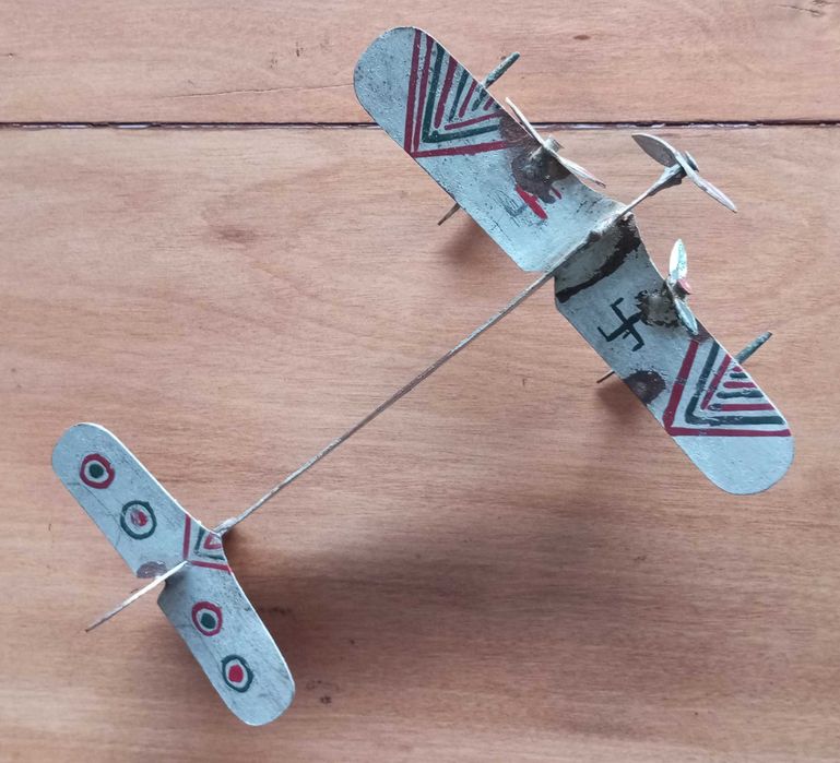Antigo brinquedo artesanal Avião Alemão II Guerra Mundial em ferro