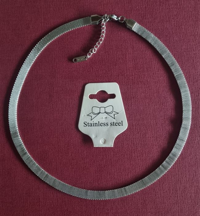 Colar/gargantilha prateada, em aço, com extensor.