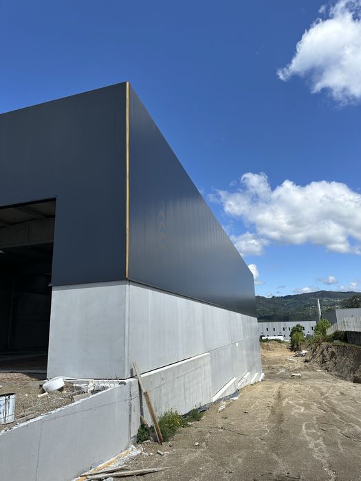 Pavilhões Industriais com 800m2 e 400m2