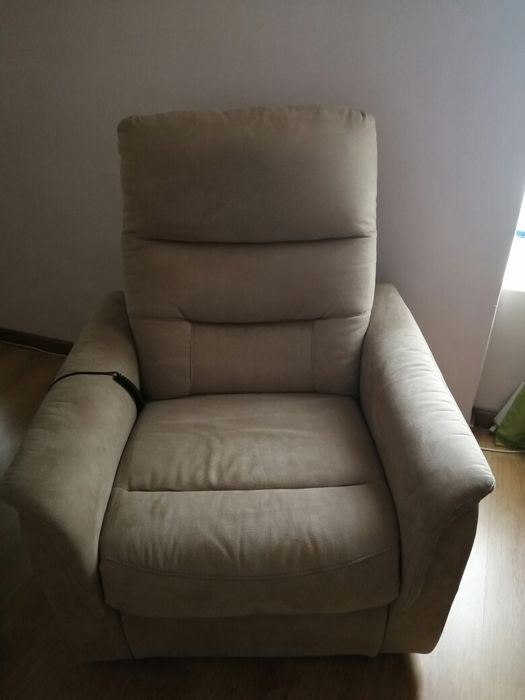 Poltrona sofá elétrica de descanso Lourini como nova