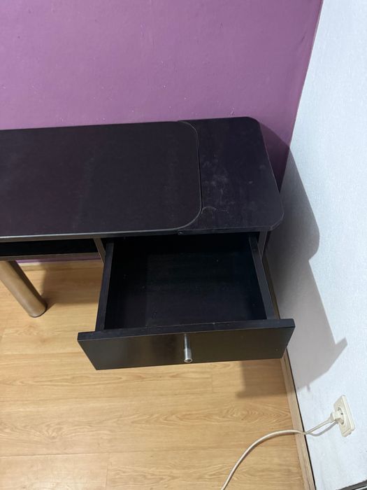 Mesa de Estética em madeira e pedra preta.