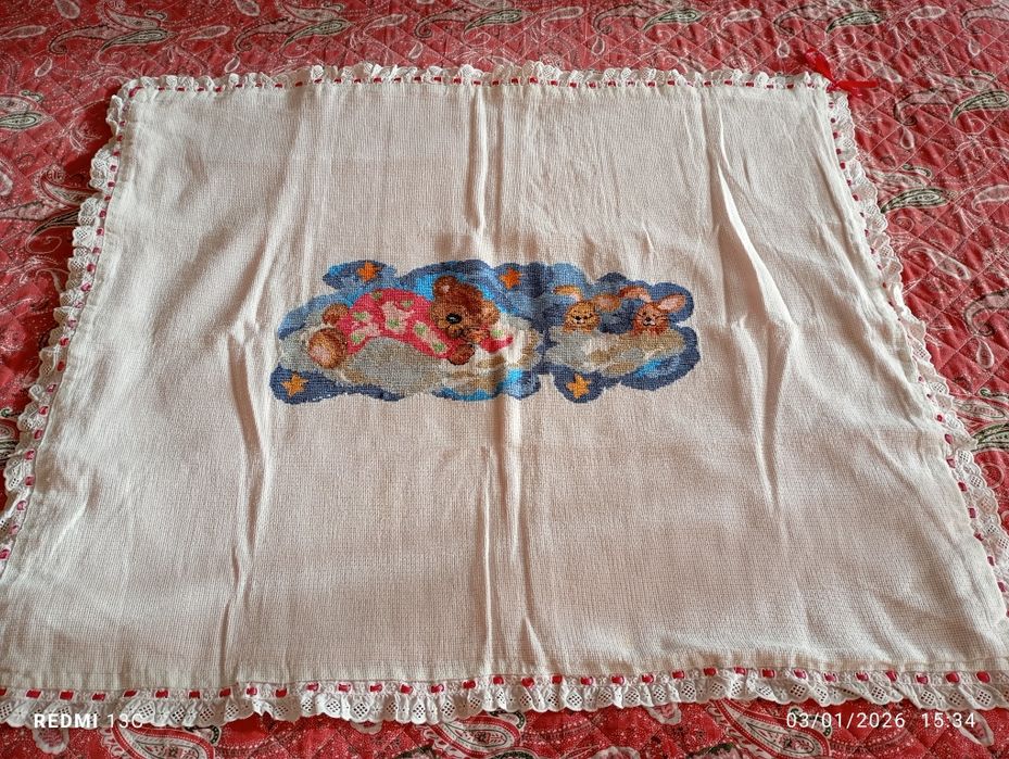 Manta bordada a ponto cruz