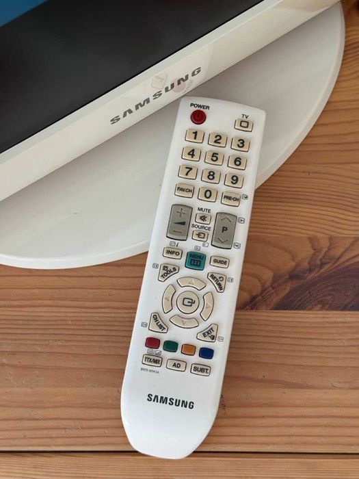Televisão Samsung LCD de 19 polegadas, branca