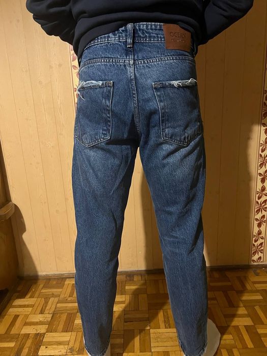 niebieskie dżinsy