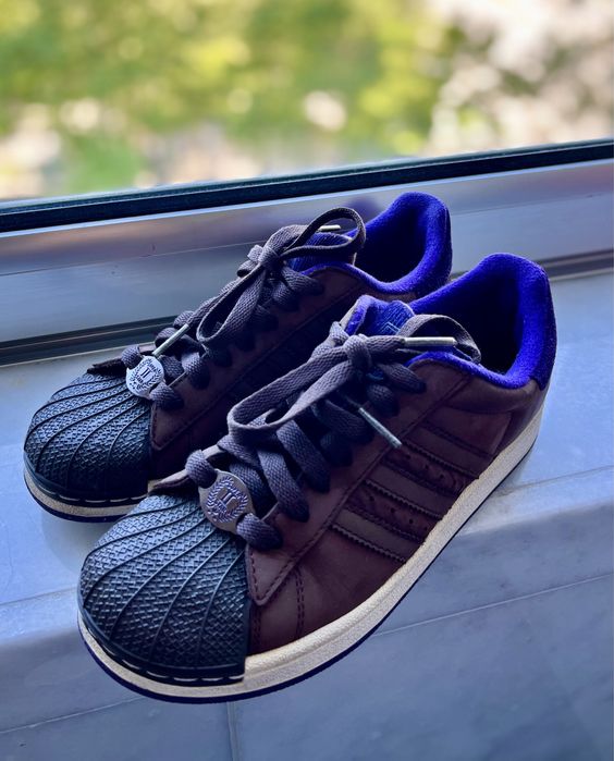 Adidas em castanho e roxo tamanho 36.