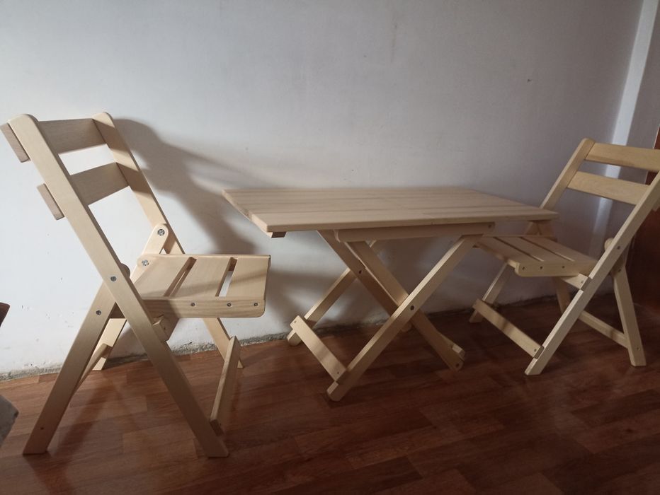 Розкладний столик і крісла.