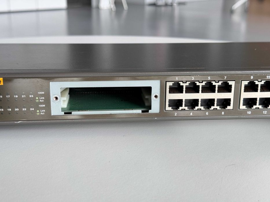 SWITCH D-Link (DES-1024R+) - 24 portas - Layer 2