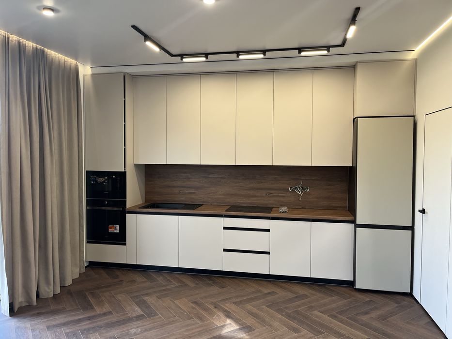 Новий будинок з ремонтом у котеджному містечку