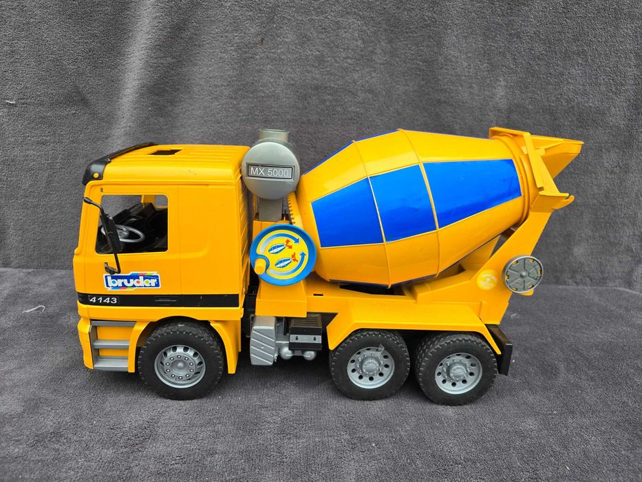 BRUDER Mercedes Betoiarka stara