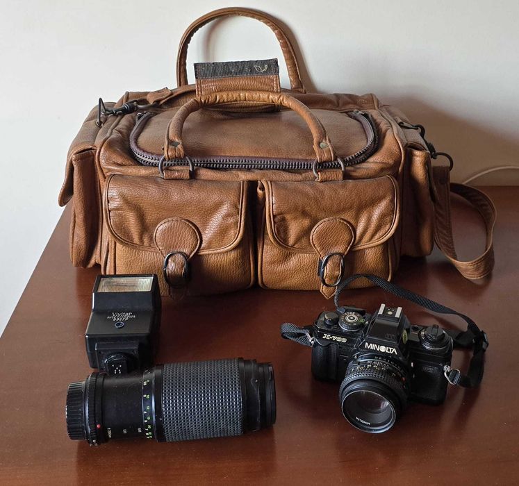 Máquina fotográfica Minolta X700 + lente de 50, lente zoom de 75/200 e flash + mala