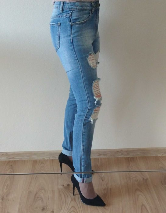 spodnie jeansy z rozdarciami