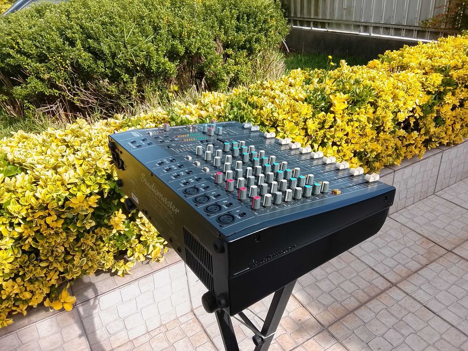 Mesa amplificada e com efx excelente qualidade