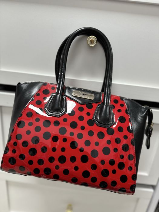 Lakierowana torebka w groszki