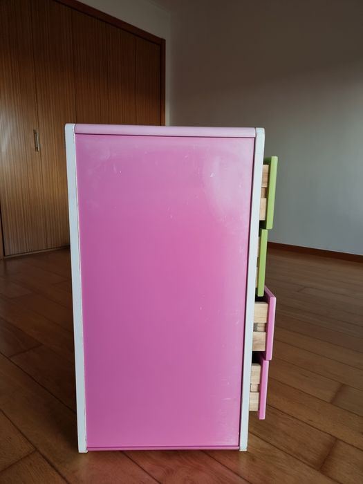 Cómoda com 4 gavetas