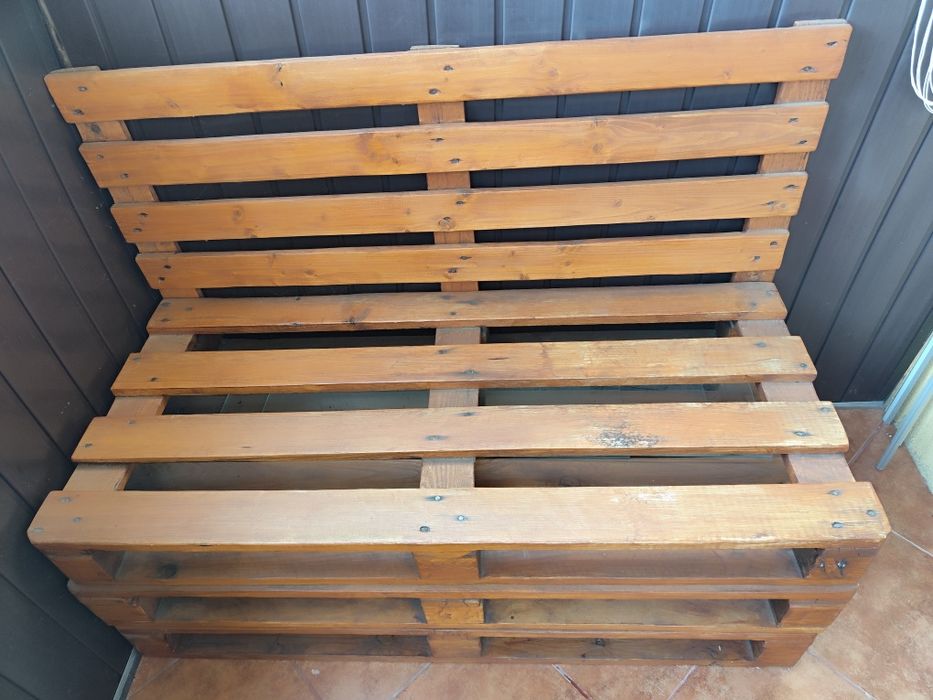 Ławka z palet do ogrodu na taras, balkon