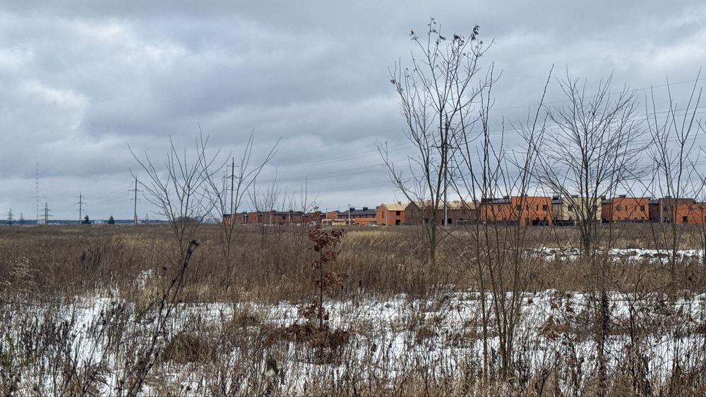 Ділянка біля котеджного містечка, поруч розвинена інфраструктура