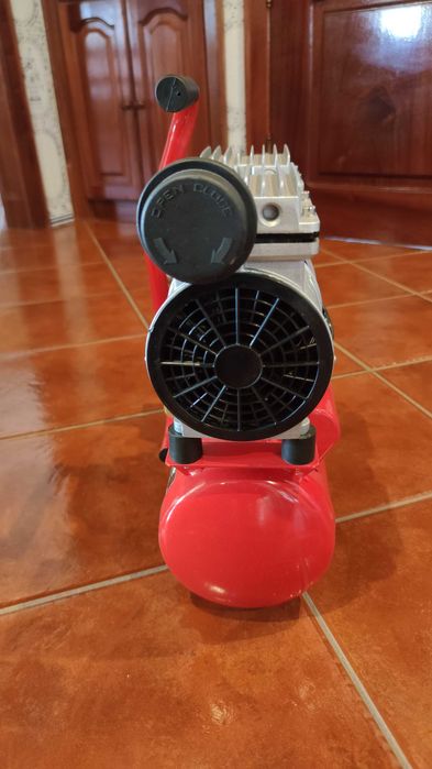 Compressor de ar s/óleo 6L 7 bar (apenas usado uma vez)