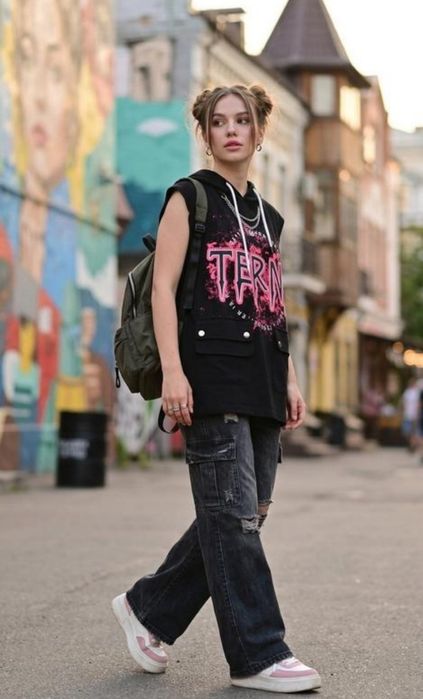 Стильна футболка з капюшоном у street style