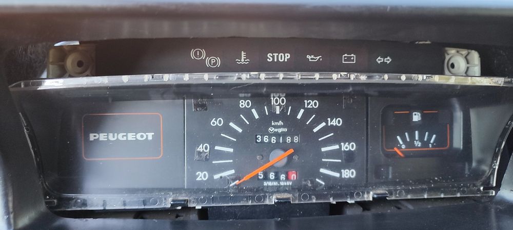Peogeot 205 xad turbo de livrete.
 motor e kilometros originais. 
Bancos GTI
volante GTI
Carro fiável e muito econômico.