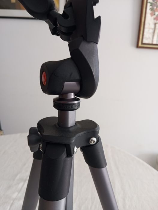 Tripé Manfrotto bom estado