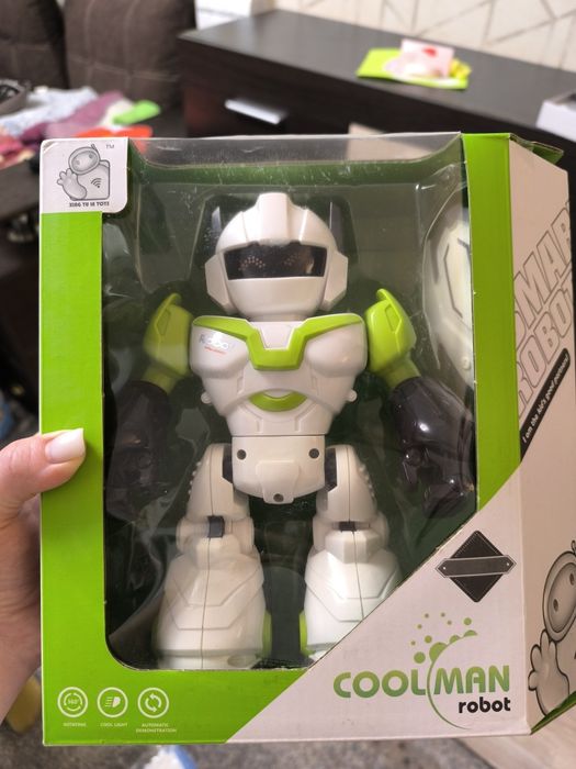 Інтерактивний Робот на батарейках