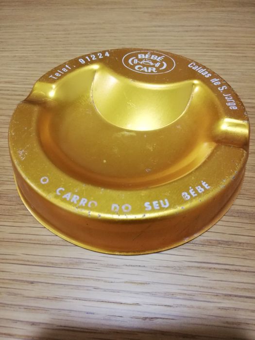 Cinzeiro antigo em metal da Bébécar - RARO!