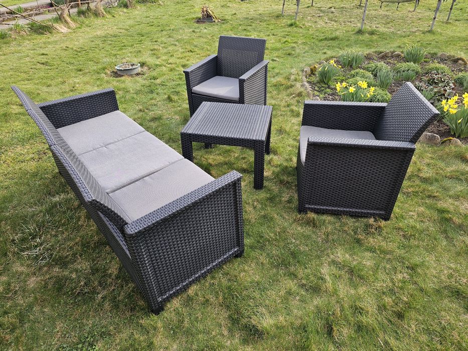 Садові крісла з ротангу