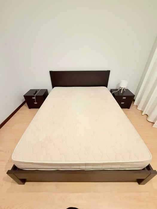 Cama com estrutura elevatória