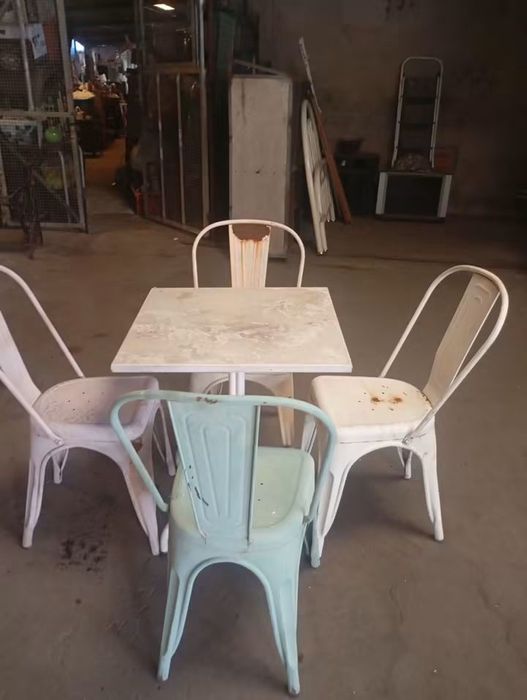 Vendo mesa cadeiras muitas bonitas bom estado