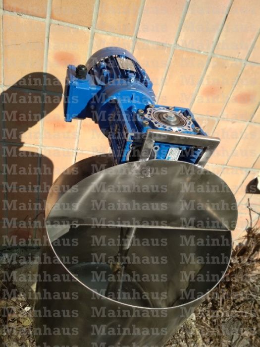 Мешалка в емкости. Емкость с лопастной мешалкой. Смеситель.