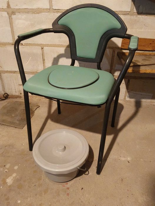 Krzesło toaletowe / przenośna toaleta dla seniora