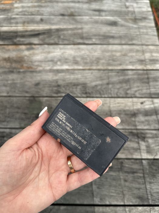 Dwa cienie do brwi paletka brązowych cieni mac