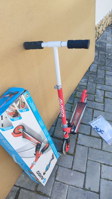 Trotinete de criança com capacete