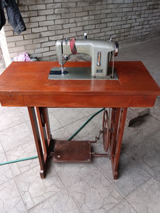 Старовинна швейна машина Lucznik