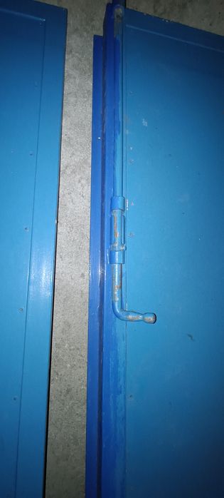 Duas portas em ferro com aro