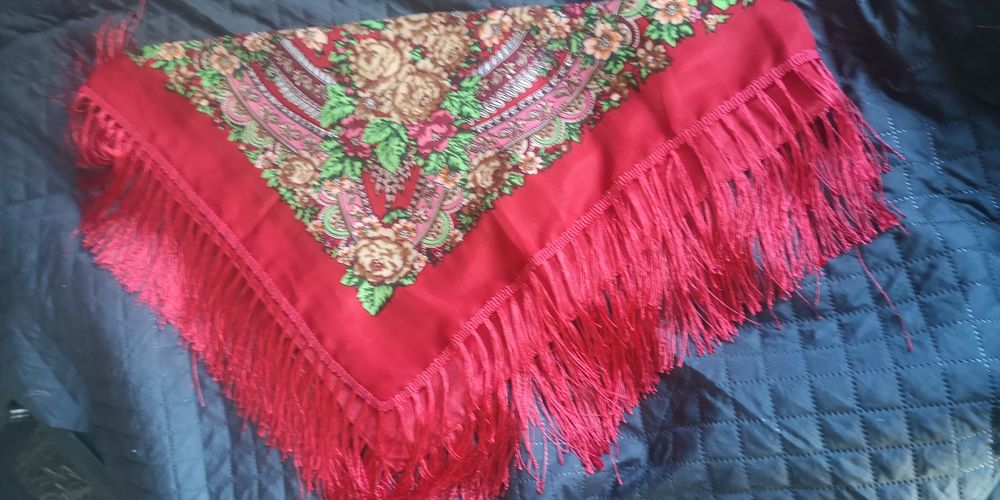 Chusta czerwona góralska ludowa folkowa bawełna w kwiaty 1,20x1,20cm