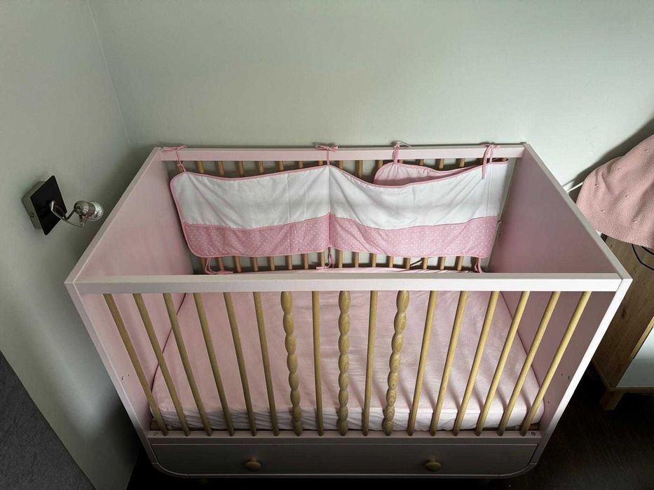 Berço IKEA MYLLRA cor de rosa + Colchão JÄTTETRÖTT