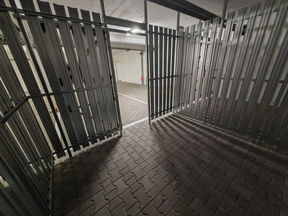Garaż / miejsce  postojowe  sprzedam  wraz z dużym schowkiem na Żabińc