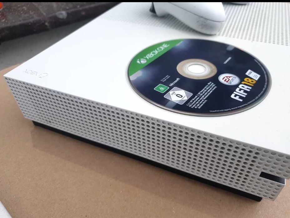 Xbox One S, 500 GB + pad