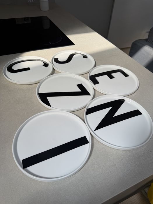 Zestaw talerzy Design Letters Arne Jacobsen