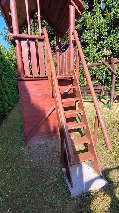 Domek drewniany ze zjeżdżalnią