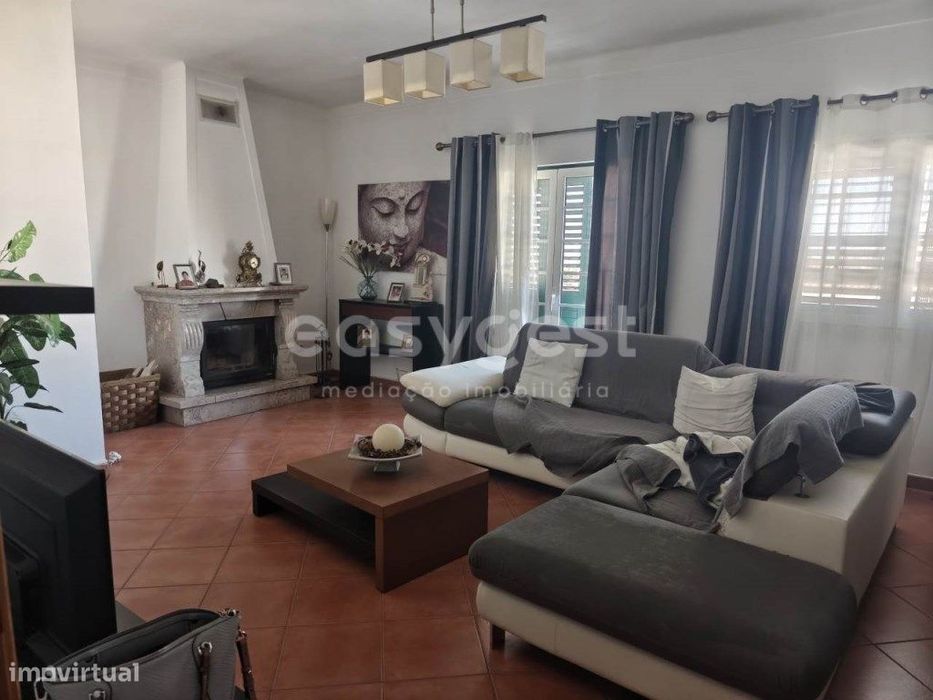 Moradia Bi-Familiar em Excelente Estado de Conservação localizada e...